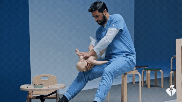 compressões bebê - Orientações sobre desengasgo: o que mudou e como agir corretamente para proteger bebês e crianças