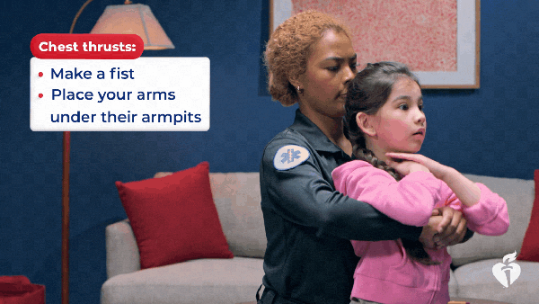 Compressões sentado - Orientações sobre desengasgo: o que mudou e como agir corretamente para proteger bebês e crianças 